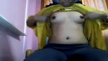 Cam Jilbab Kuning Pamer Susu Gede Buat Suami Sange HD